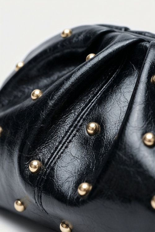 Pochette cloutée